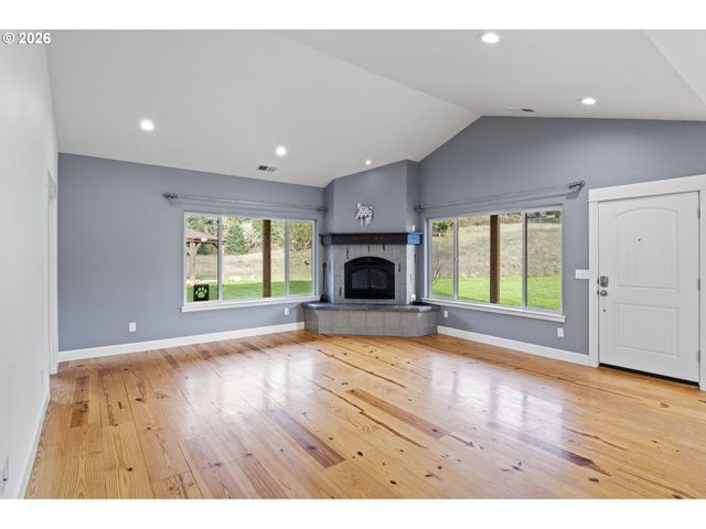 302 SCOTT Rd, Oakland, OR 97462