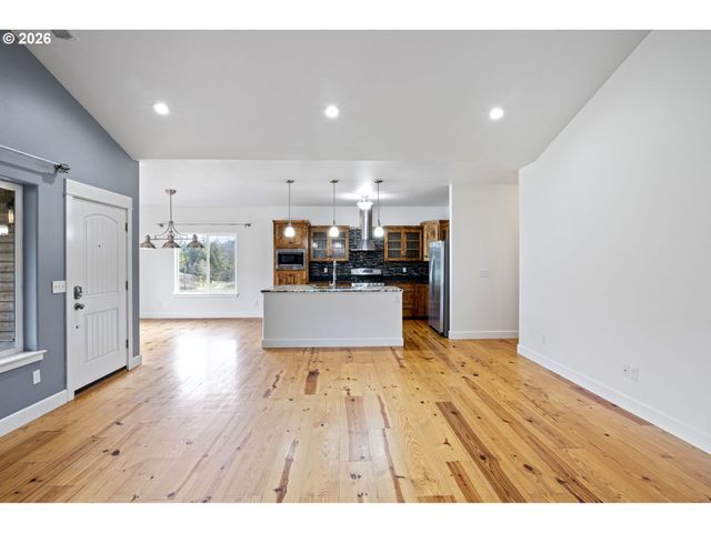 302 SCOTT Rd, Oakland, OR 97462