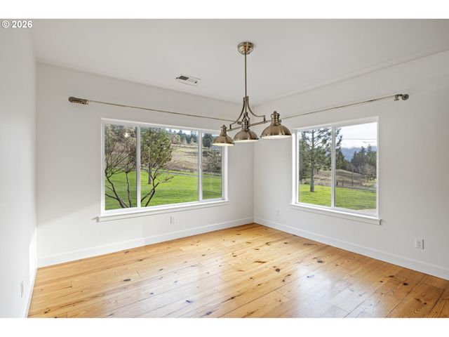 302 SCOTT Rd, Oakland, OR 97462