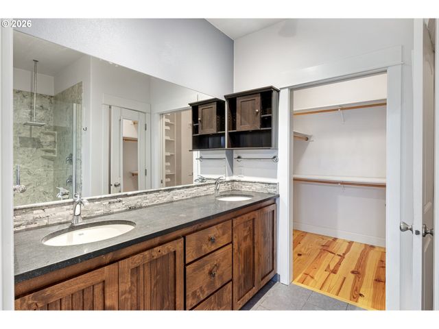 302 SCOTT Rd, Oakland, OR 97462