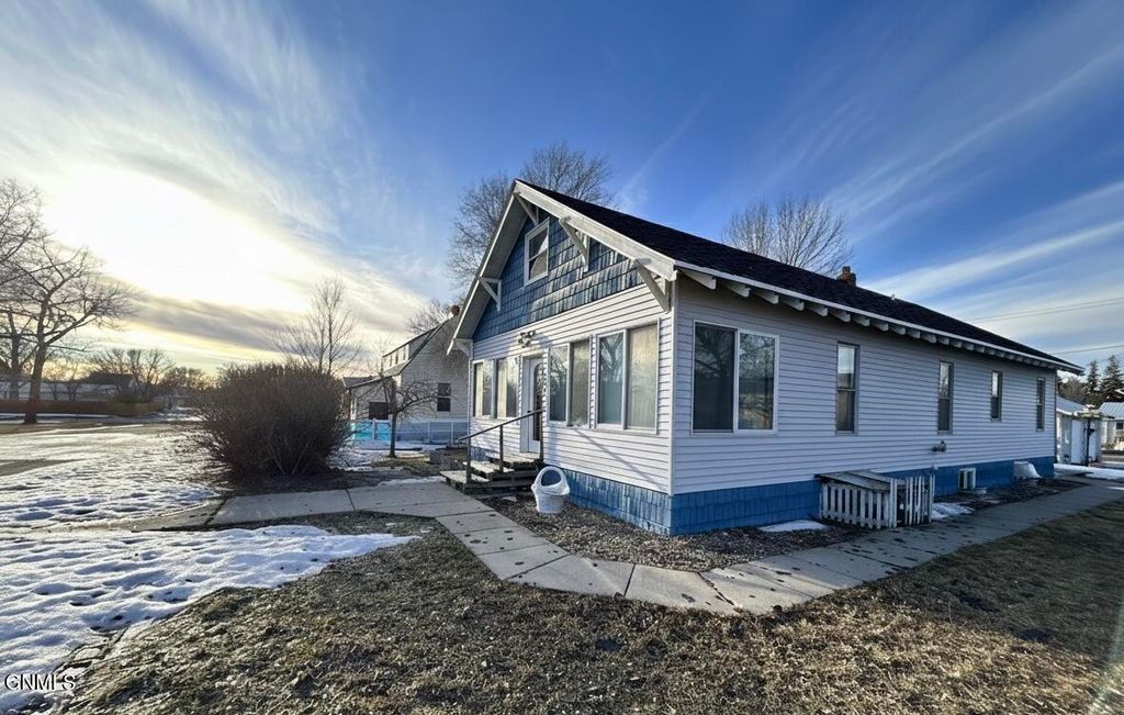 404 Mckinley Avenue, Underwood, ND 58576