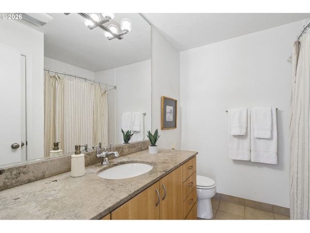 200 BURNHAM Rd 303, Lake Oswego, OR 97034