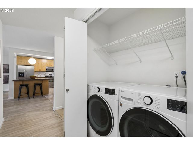 200 BURNHAM Rd 303, Lake Oswego, OR 97034