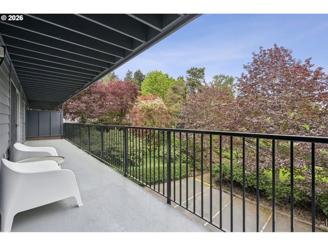 200 BURNHAM Rd 303, Lake Oswego, OR 97034