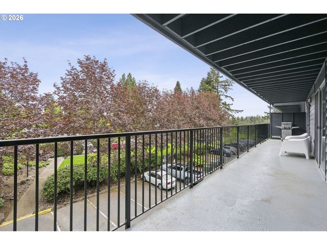 200 BURNHAM Rd 303, Lake Oswego, OR 97034