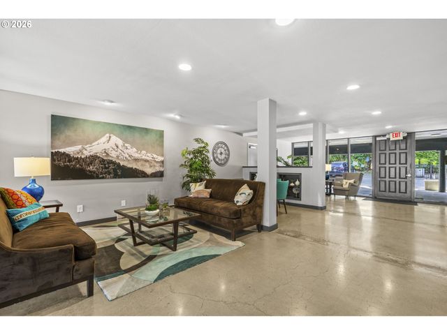 200 BURNHAM Rd 303, Lake Oswego, OR 97034