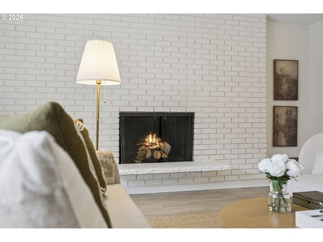 200 BURNHAM Rd 303, Lake Oswego, OR 97034