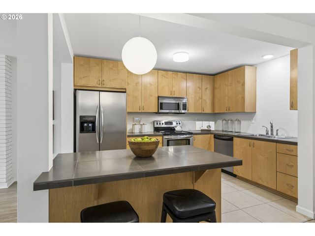 200 BURNHAM Rd 303, Lake Oswego, OR 97034