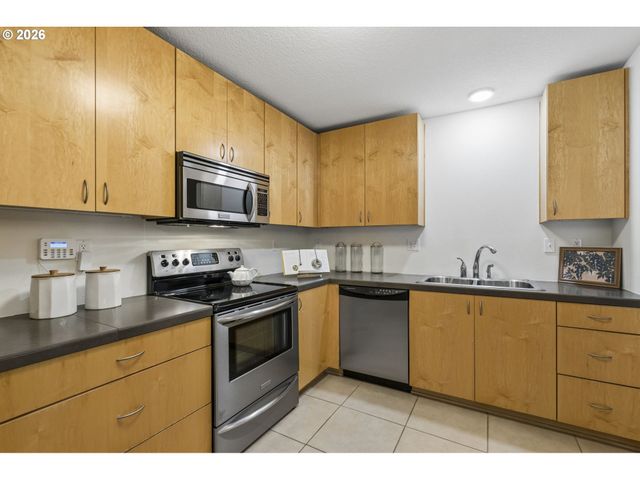 200 BURNHAM Rd 303, Lake Oswego, OR 97034