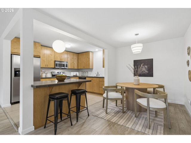 200 BURNHAM Rd 303, Lake Oswego, OR 97034