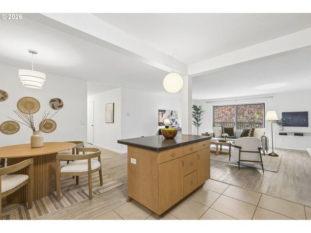 200 BURNHAM Rd 303, Lake Oswego, OR 97034