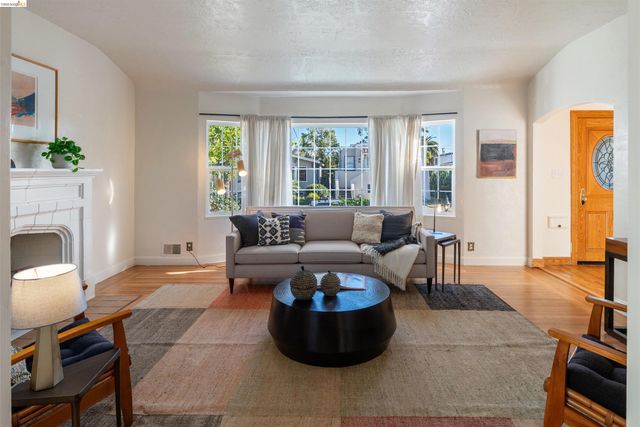1527 Blake St, Berkeley, CA 94703