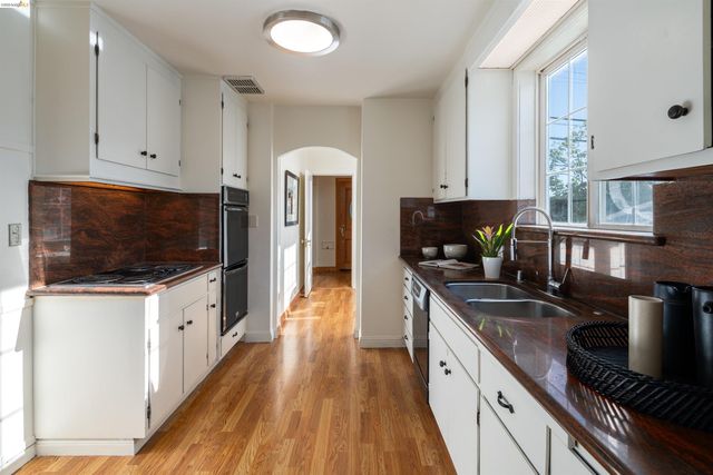 1527 Blake St, Berkeley, CA 94703