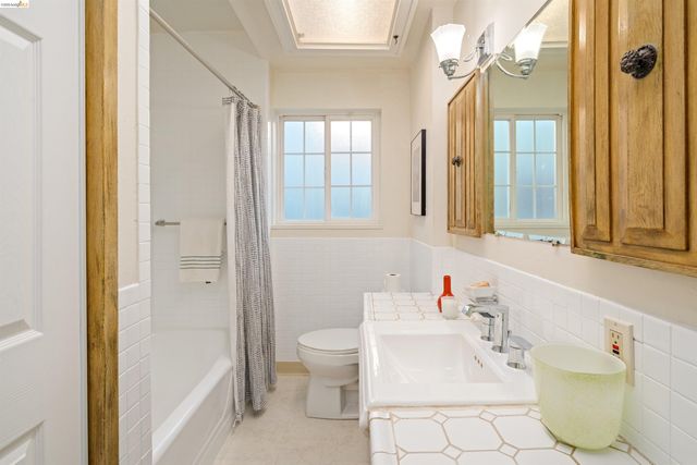 1527 Blake St, Berkeley, CA 94703