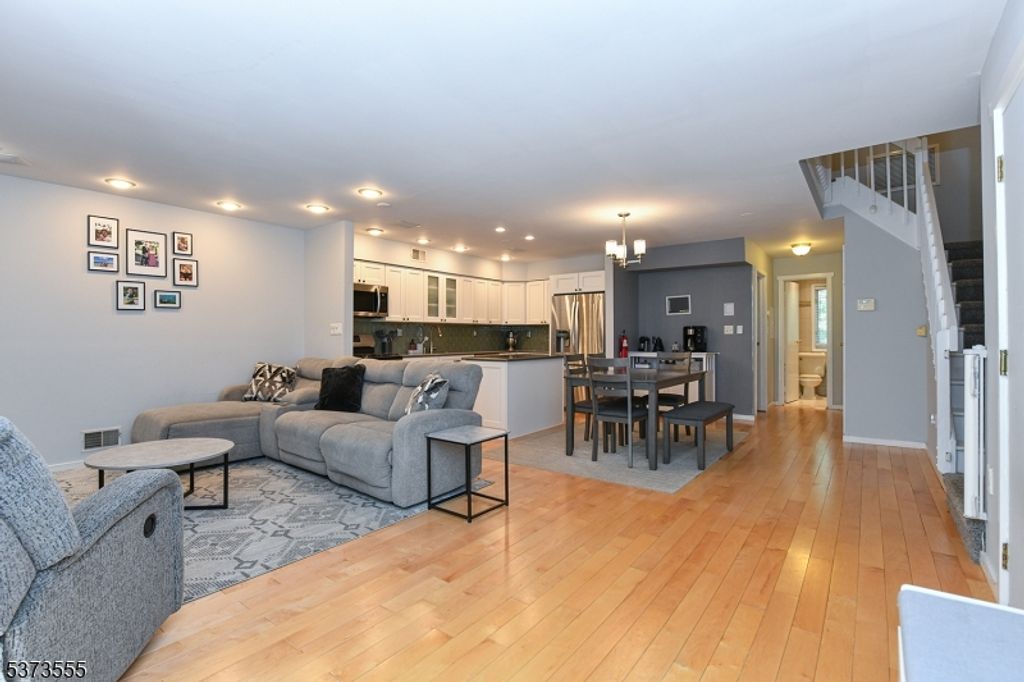 39 B Triumph Ct B, East Rutherford Boro, NJ 07073