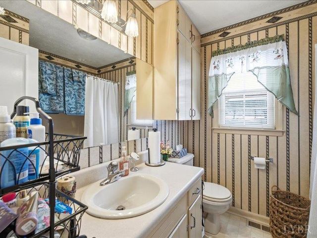 724 Spring Street, Hurt, VA 24563