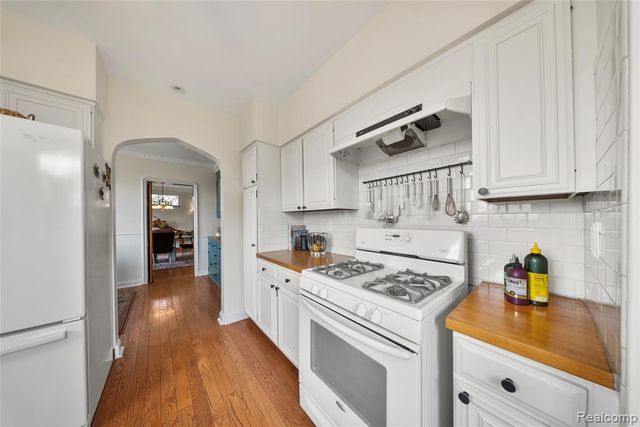 2470 Riverside Drive, Trenton, MI 48183