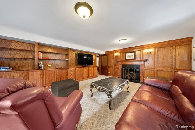 2470 Riverside Drive, Trenton, MI 48183