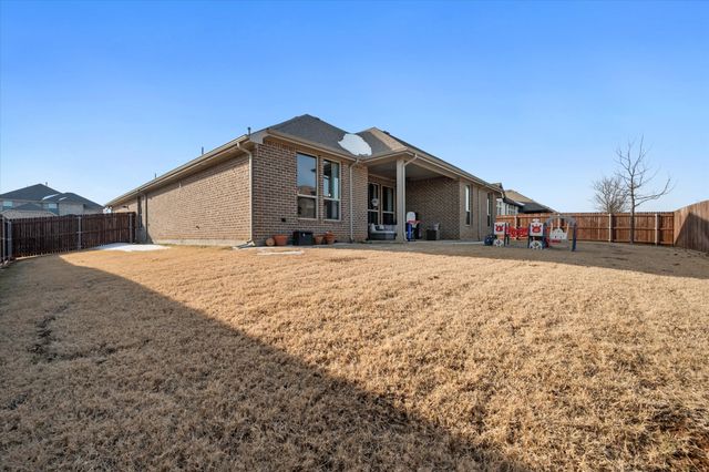 1104 Whispering Hill Drive, Mansfield, TX 76063