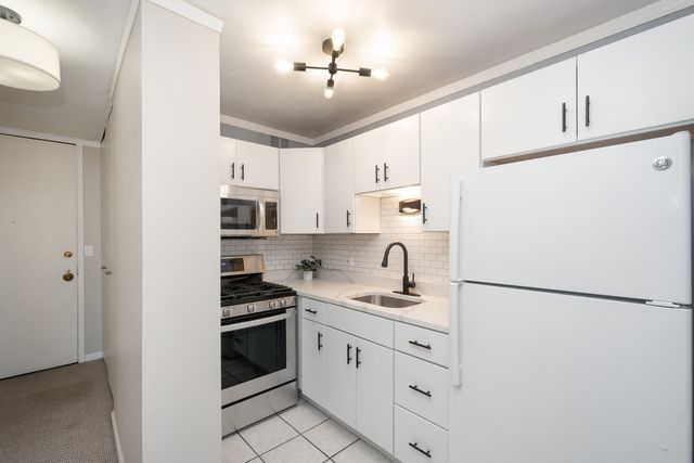 1 E Scott Street 2002, Chicago, IL 60610