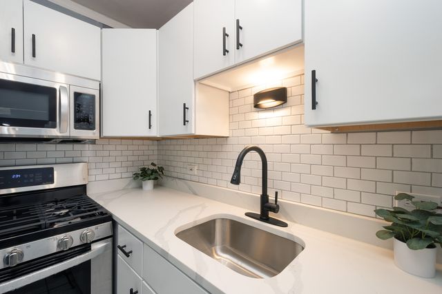 1 E Scott Street 2002, Chicago, IL 60610