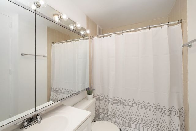 1 E Scott Street 2002, Chicago, IL 60610