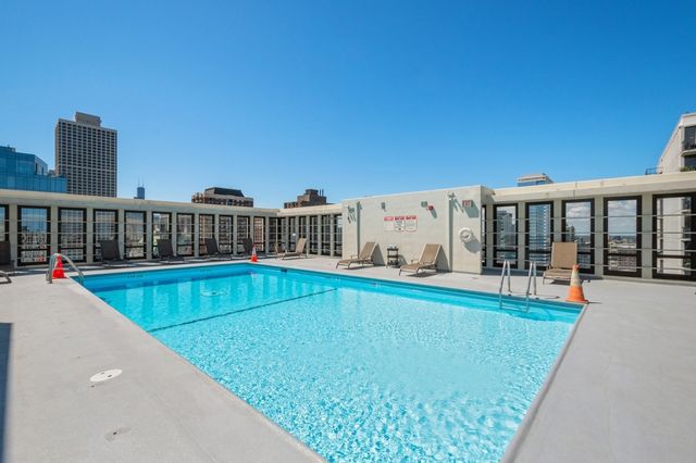 1 E Scott Street 2002, Chicago, IL 60610