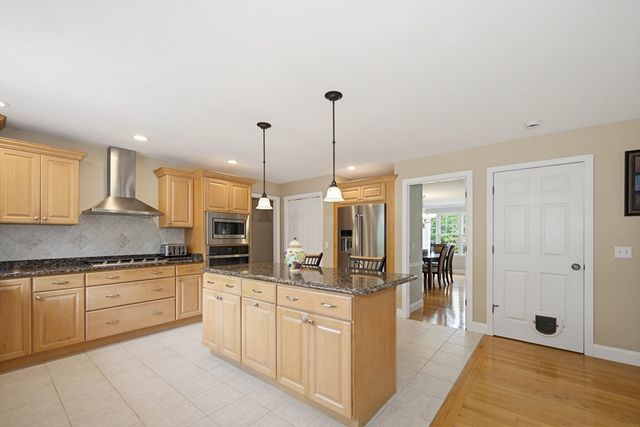 52 Kensington Ct, Swansea, MA 02777