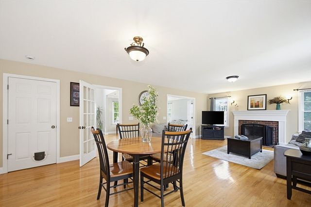 52 Kensington Ct, Swansea, MA 02777