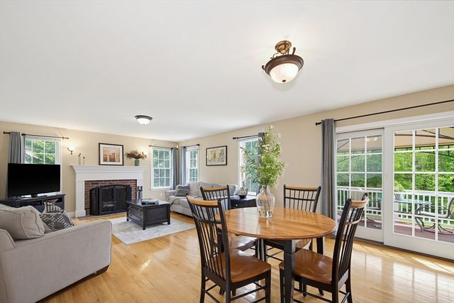 52 Kensington Ct, Swansea, MA 02777