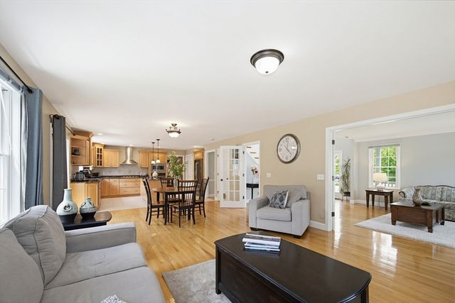 52 Kensington Ct, Swansea, MA 02777