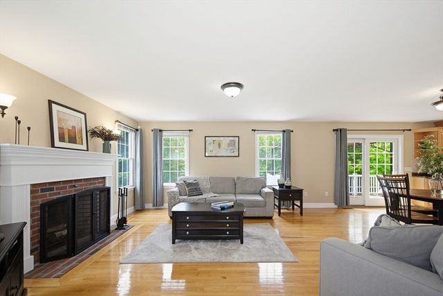52 Kensington Ct, Swansea, MA 02777