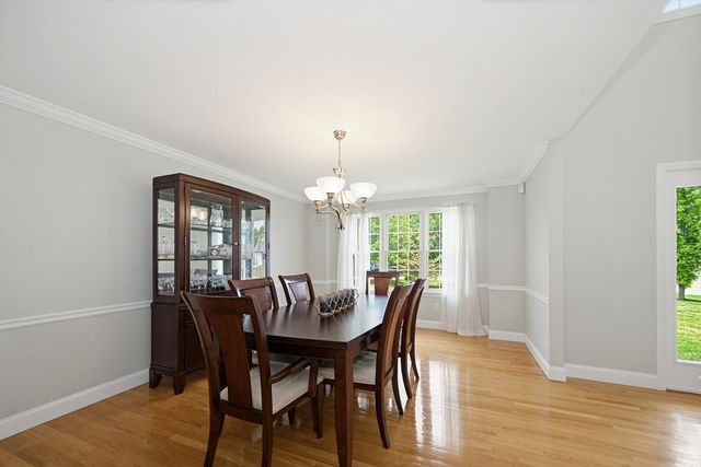 52 Kensington Ct, Swansea, MA 02777