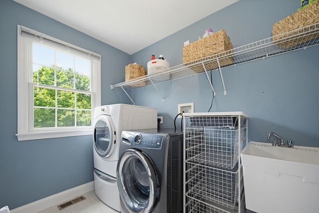 52 Kensington Ct, Swansea, MA 02777