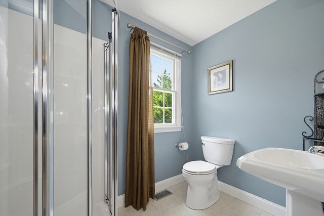 52 Kensington Ct, Swansea, MA 02777