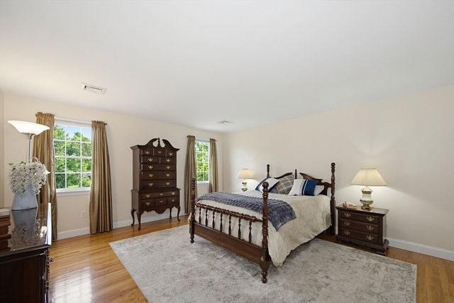 52 Kensington Ct, Swansea, MA 02777