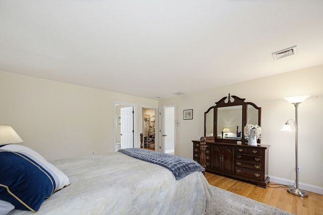 52 Kensington Ct, Swansea, MA 02777