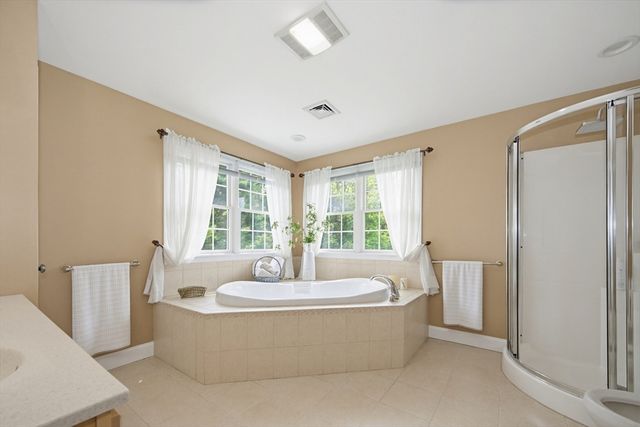 52 Kensington Ct, Swansea, MA 02777