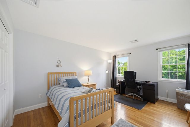 52 Kensington Ct, Swansea, MA 02777