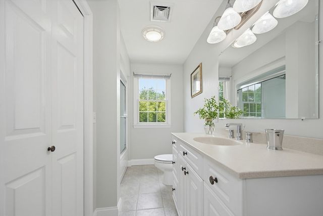52 Kensington Ct, Swansea, MA 02777