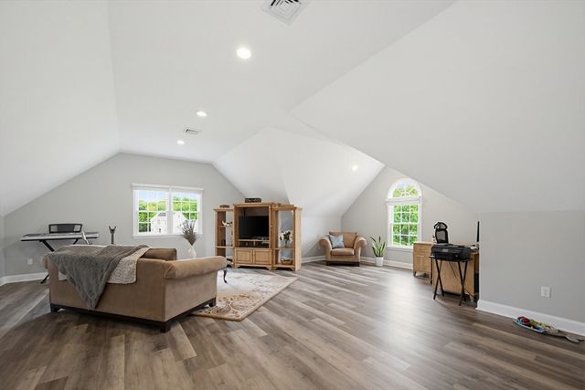 52 Kensington Ct, Swansea, MA 02777