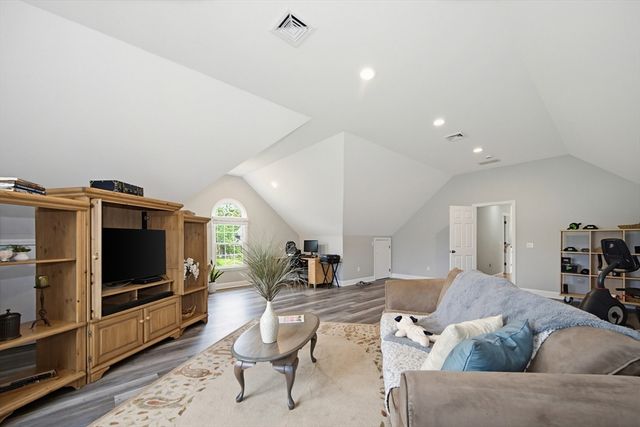 52 Kensington Ct, Swansea, MA 02777