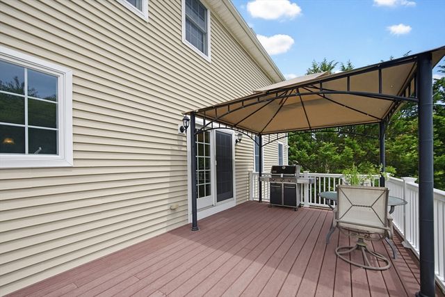 52 Kensington Ct, Swansea, MA 02777