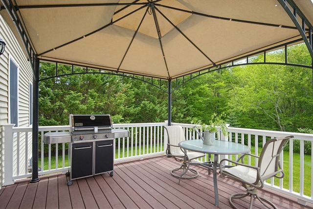 52 Kensington Ct, Swansea, MA 02777