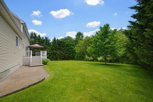 52 Kensington Ct, Swansea, MA 02777