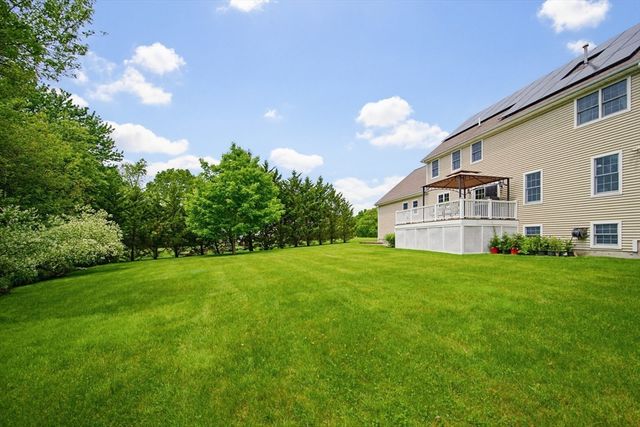 52 Kensington Ct, Swansea, MA 02777