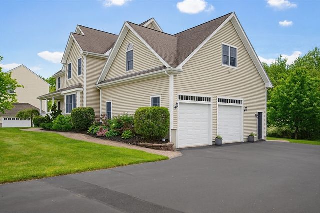 52 Kensington Ct, Swansea, MA 02777