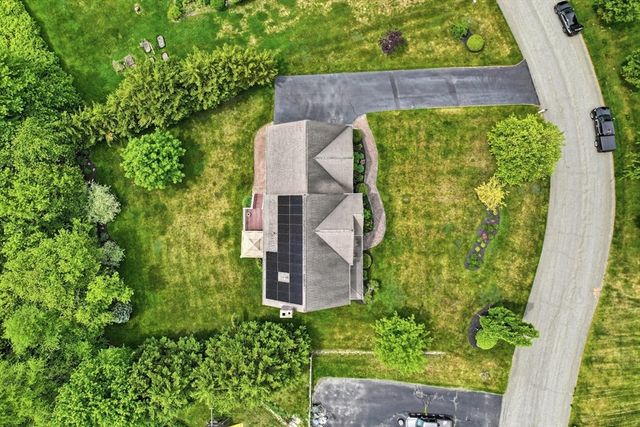 52 Kensington Ct, Swansea, MA 02777