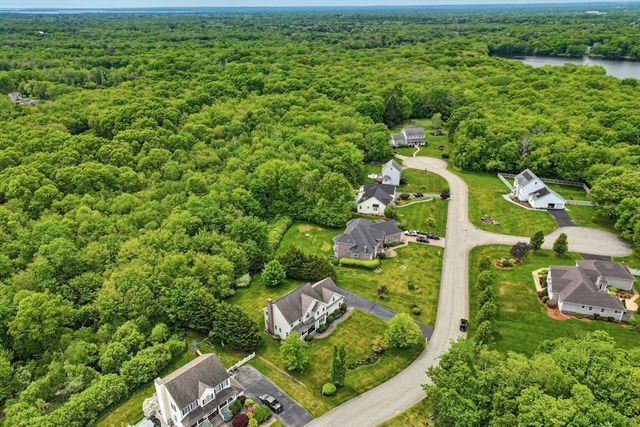 52 Kensington Ct, Swansea, MA 02777