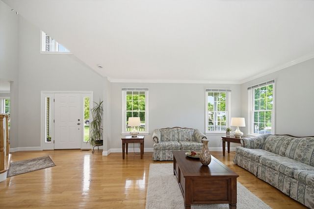 52 Kensington Ct, Swansea, MA 02777